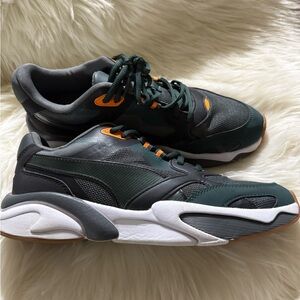 Puma Men's Forest Green and Orange Sneakers
